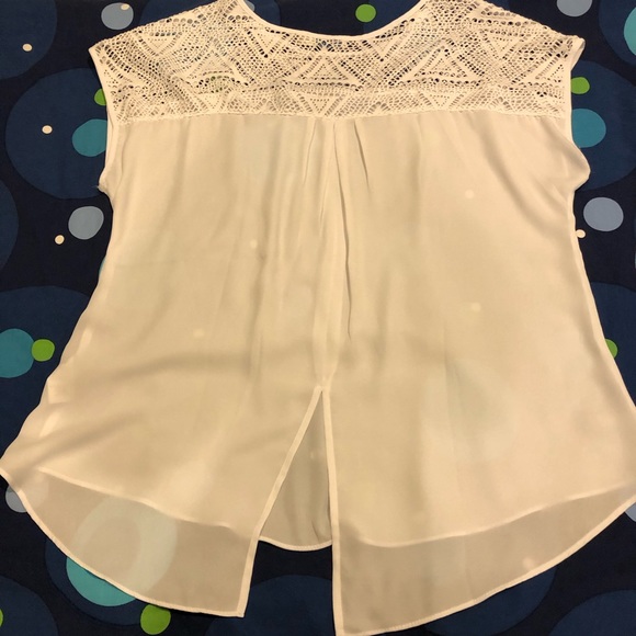 White RickiS shell top with crochet shoulders NWOT - Picture 7 of 9